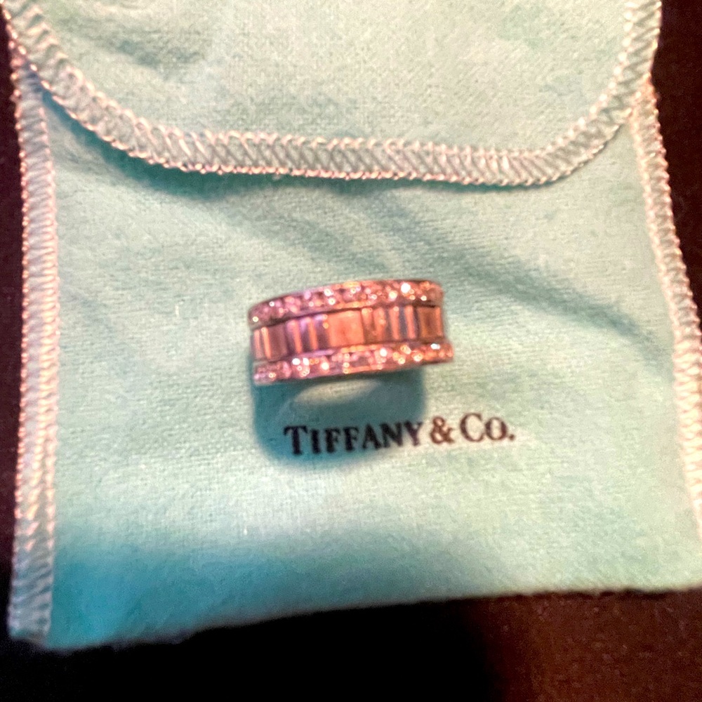 Gently WornTIFFANY & Co. 18K White Gold Full Circle
Diamond Atlas Ring Size 7.5.